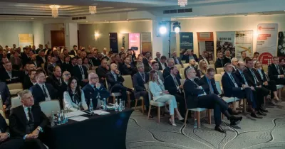 Uczestnicy konferencji kolejowej słuchający prelekcji – ujęcie drugie.