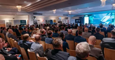 Widok sali konferencyjnej w&nbsp;trakcie wystąpienia – ujęcie trzecie.