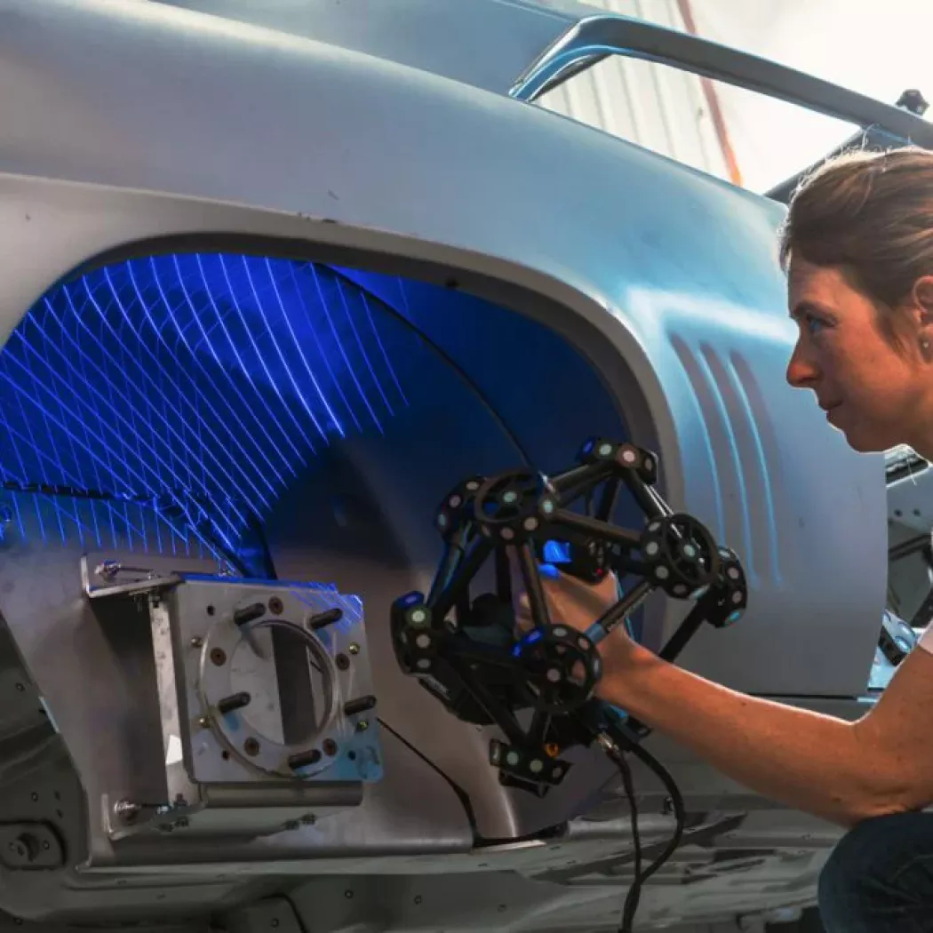 Inżynier skanuje wnękę koła i&nbsp;konstrukcję nadwozia samochodu za pomocą ręcznego skanera 3D MetraSCAN BLACK