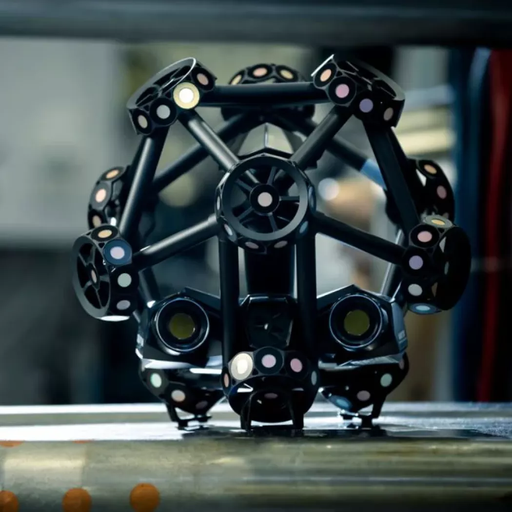 Ręczny skaner 3D MetraSCAN BLACK ustawiony na stanowisku pomiarowym w&nbsp;hali produkcyjnej