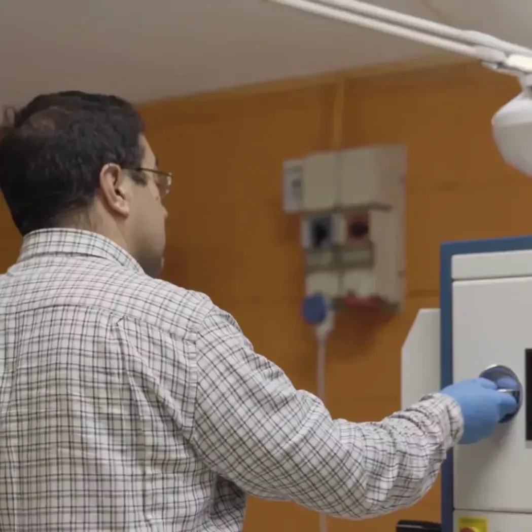 Operator obsługujący spektrometr RotrOil GNR do analiz olejów