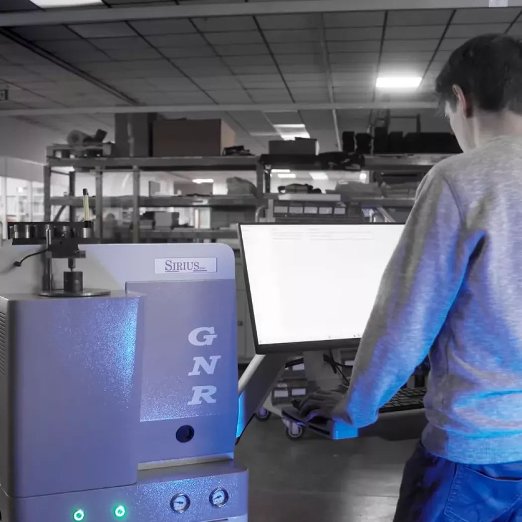 Operator obsługujący spektrometr laboratoryjny S6 Sirius 500 GNR przy stanowisku pomiarowym