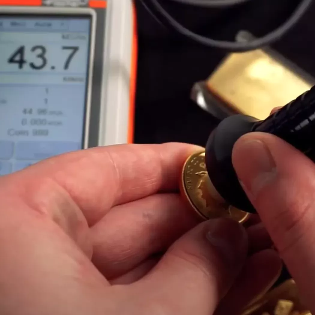 Pomiar przewodności złotej monety przy użyciu sondy Fischer Sigmascope
