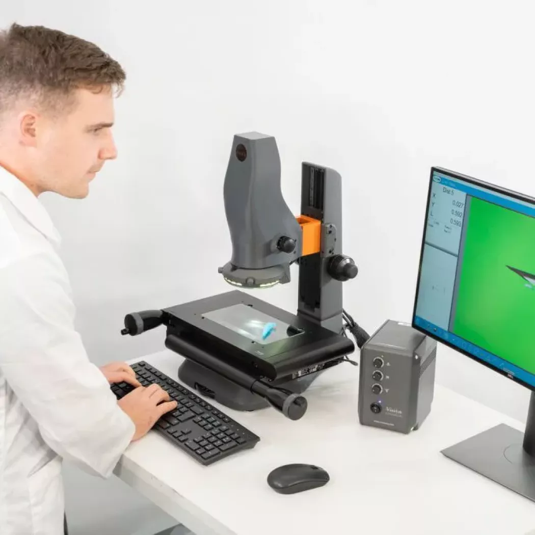 Operator używa mikroskopu pomiarowego Swift PRO Edge do badań medycznych