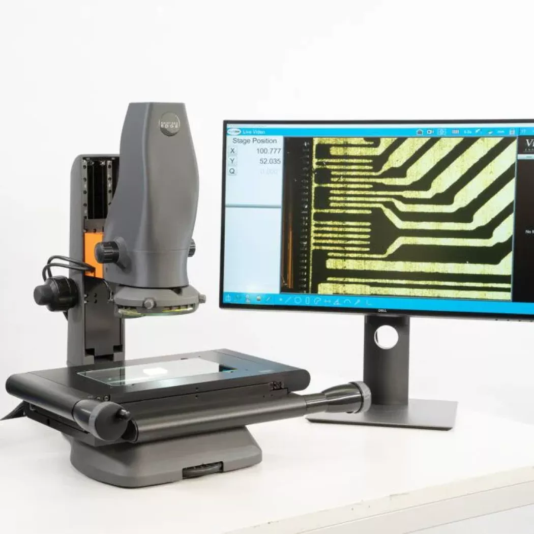 Mikroskop pomiarowy Swift PRO Edge podczas inspekcji płytek PCB