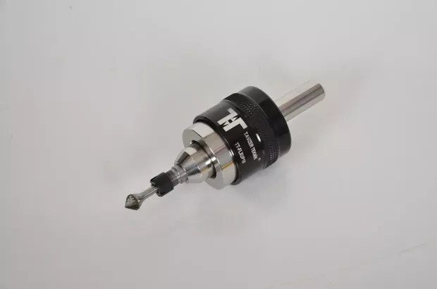 Oprawka kompensacyjna Tavzer Teknik TT-FLXUP10 do automatycznego gratowania i&nbsp;fazowania, z&nbsp;zamocowanym frezem trzpieniowym.