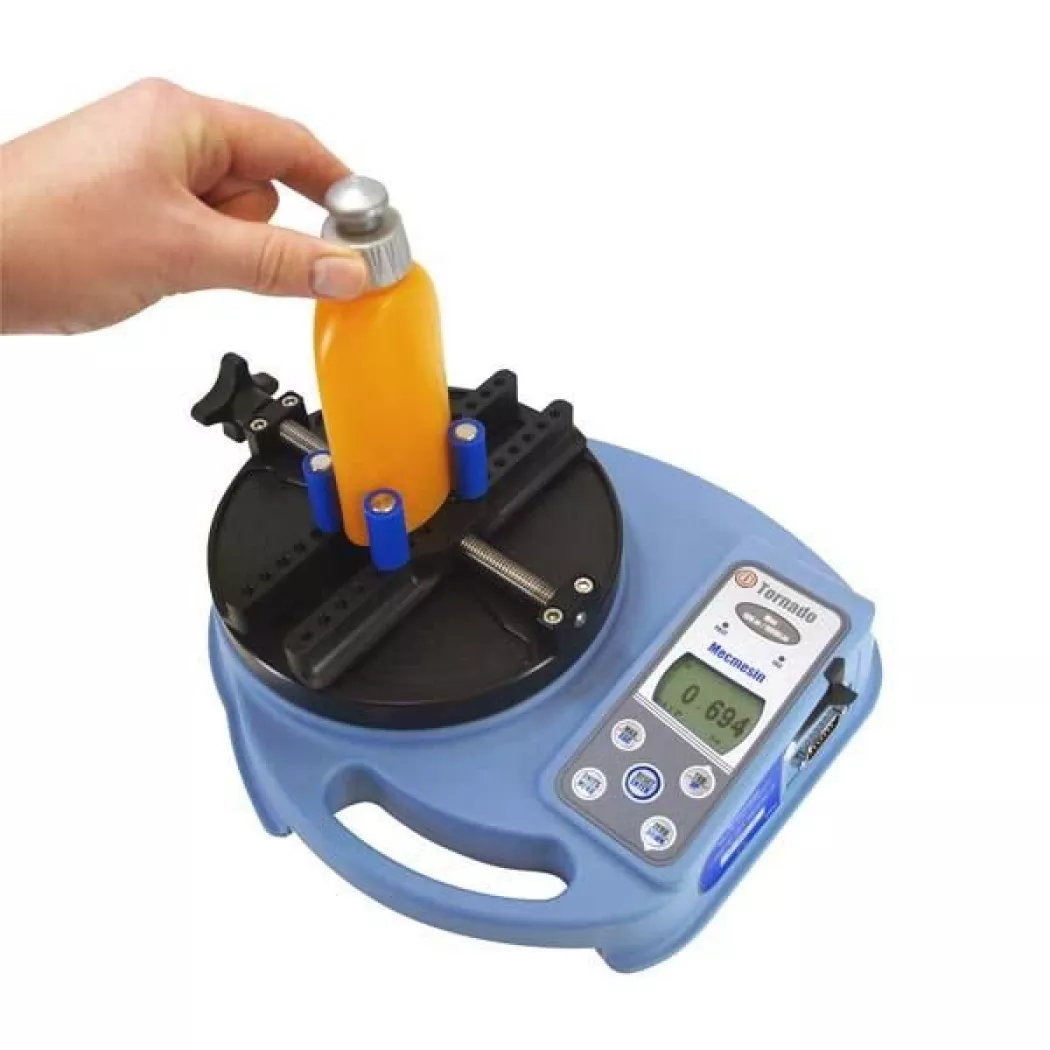 Pomiar momentu odkręcania nakrętki butelki na testerze momentu Tornado Mecmesin