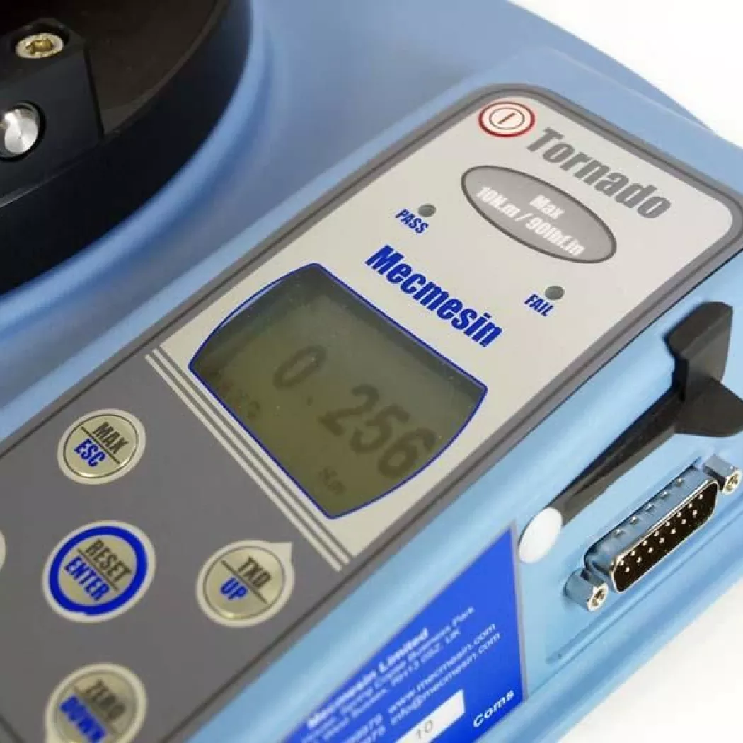 Zbliżenie na wyświetlacz i&nbsp;panel sterowania urządzenia Tornado Mecmesin do pomiaru momentu