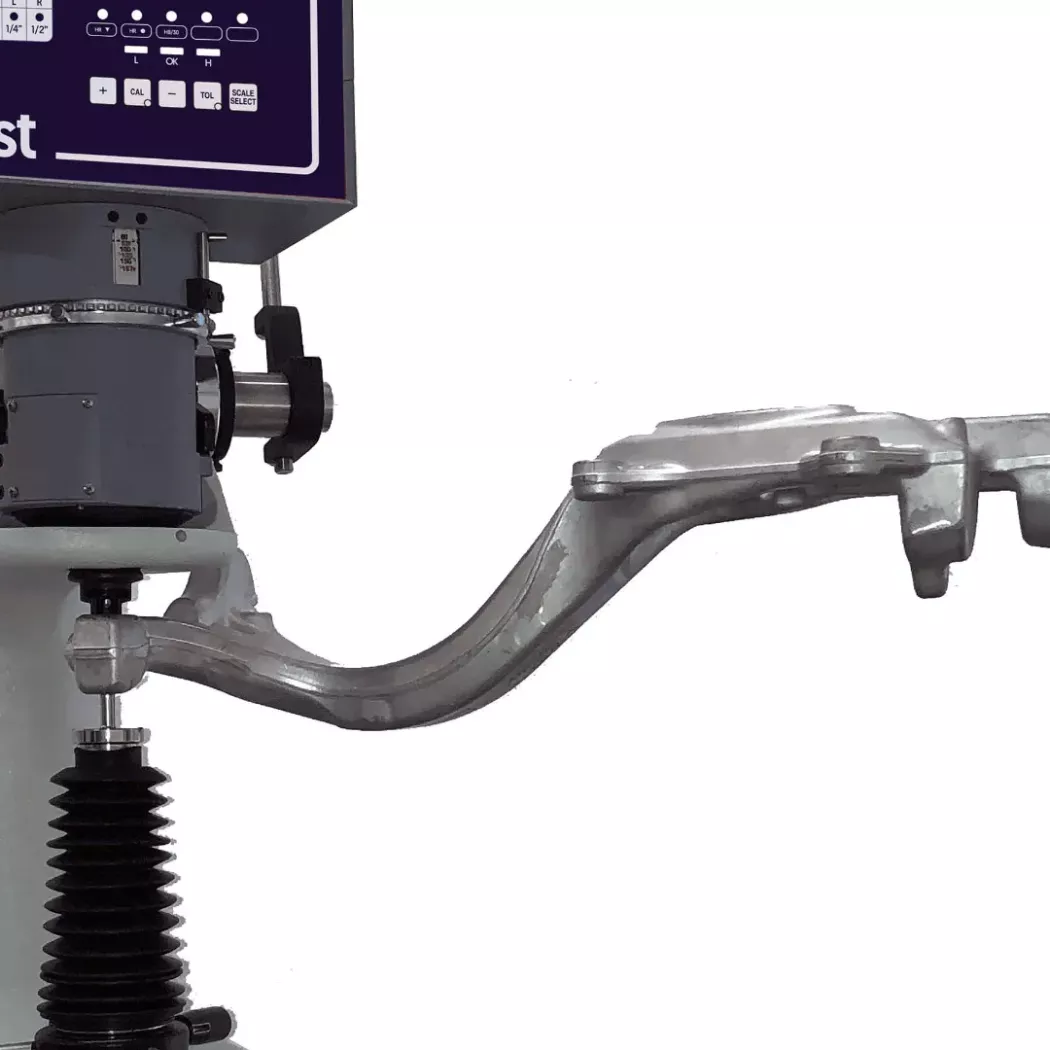 Stacjonarny twardościomierz AT130D Ernst wykonujący pomiar twardości na aluminiowym wahaczu