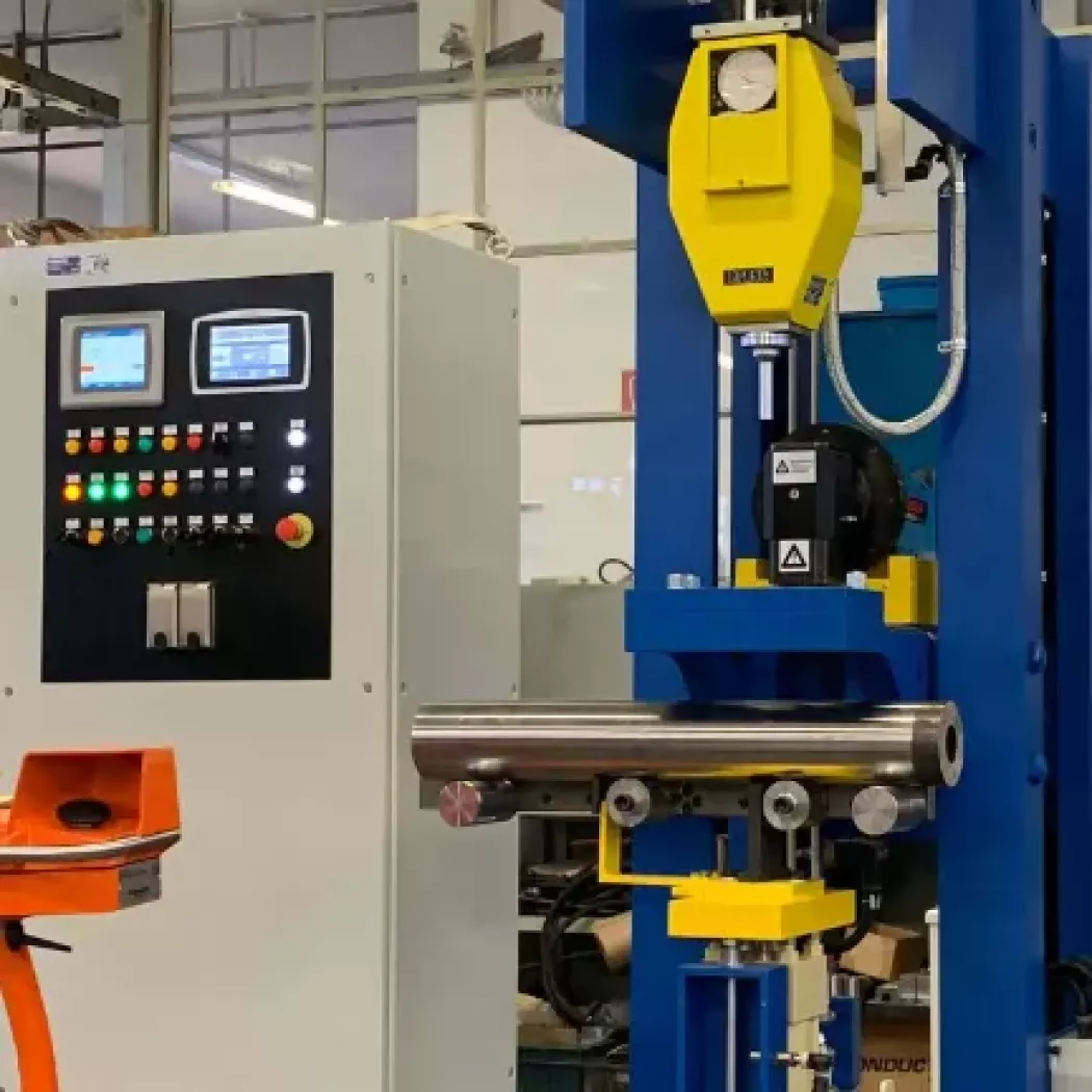 Automatyczny twardościomierz Ernst z&nbsp;szafą sterowniczą – pomiar twardości elementu cylindrycznego