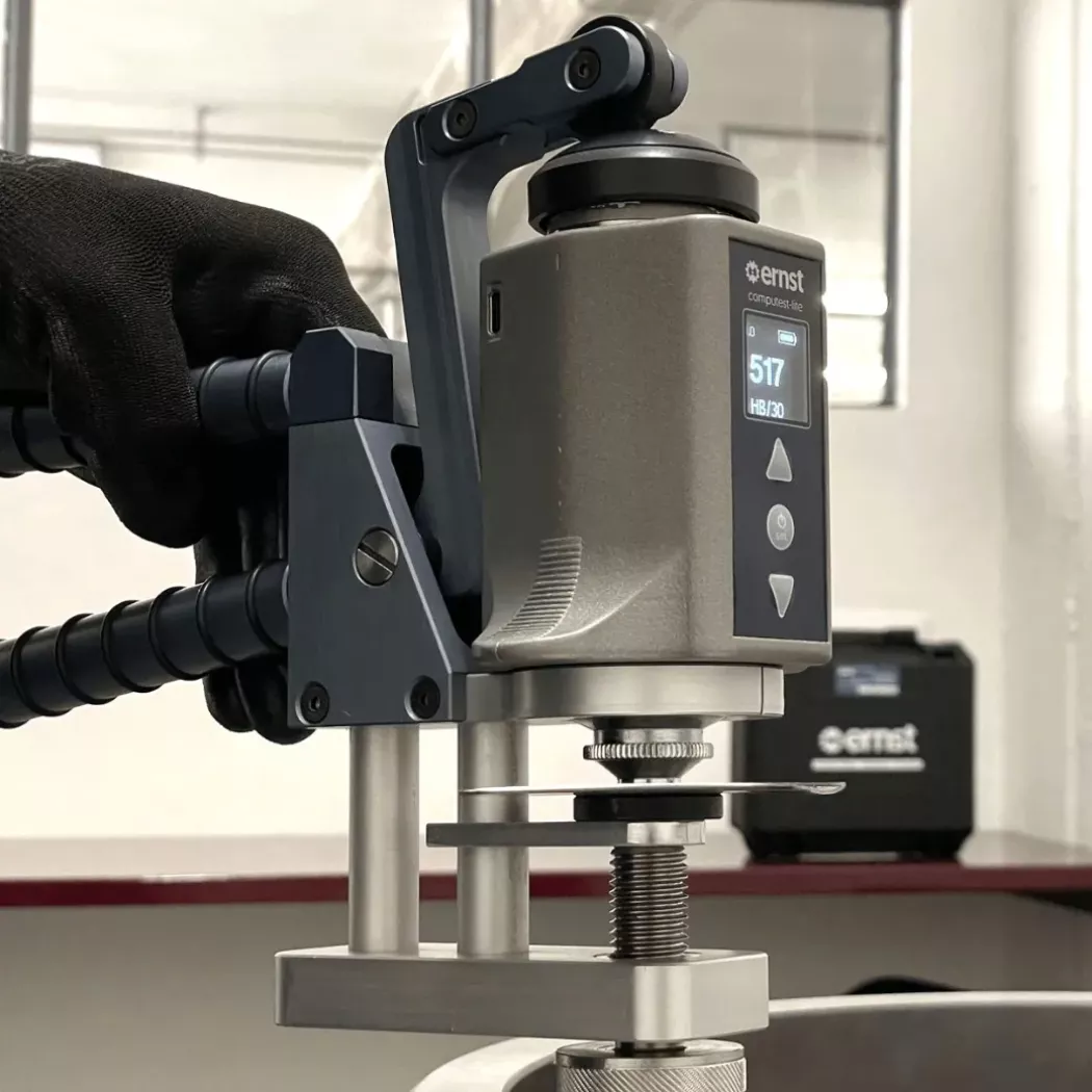 Ernst Computest LITE zamontowany na statywie podczas pomiaru twardości elementu