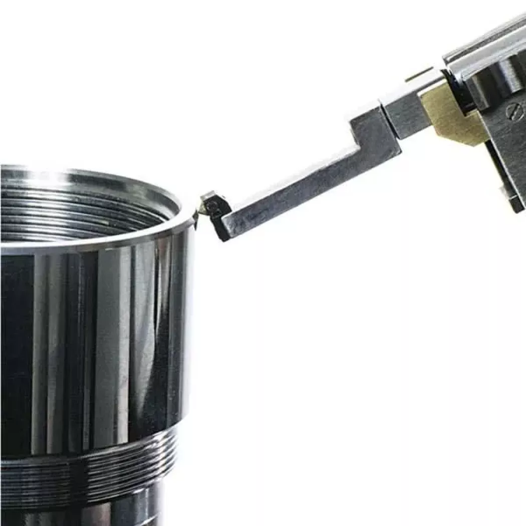 Przenośny twardościomierz Ernst e-handy – pomiar twardości na gwincie elementu metalowego