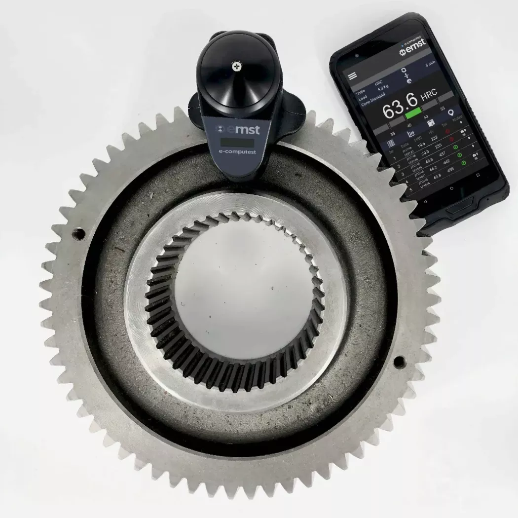 Twardościomierz Ernst e-Computest i&nbsp;tablet – pomiar twardości koła zębatego