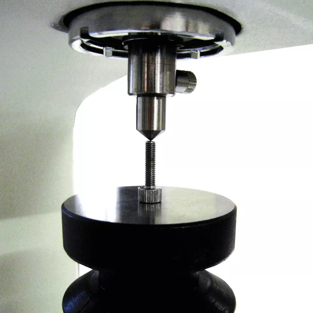 Pomiar twardości śruby na twardościomierzu stacjonarnym Ernst NR3 DR