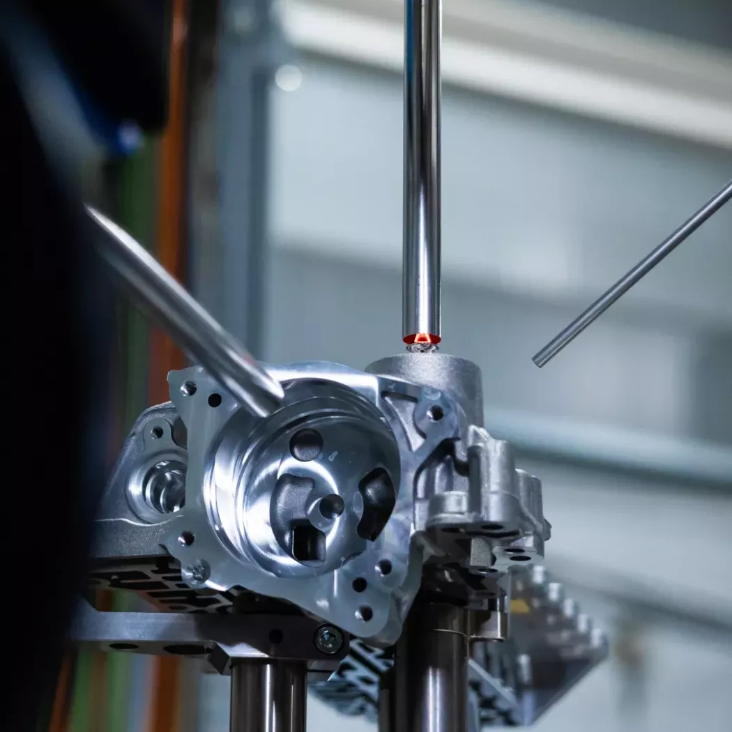 Precyzyjny czujnik laserowy Visionline B20 w&nbsp;trakcie pomiaru komponentu metalowego