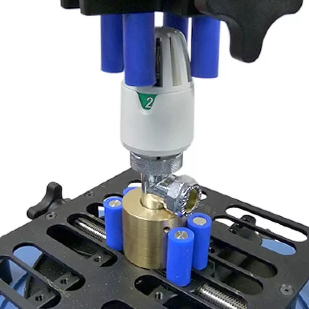 Uchwyt i&nbsp;próbka zaworu grzejnikowego podczas pomiaru momentu obrotowego na Vortex-dV
