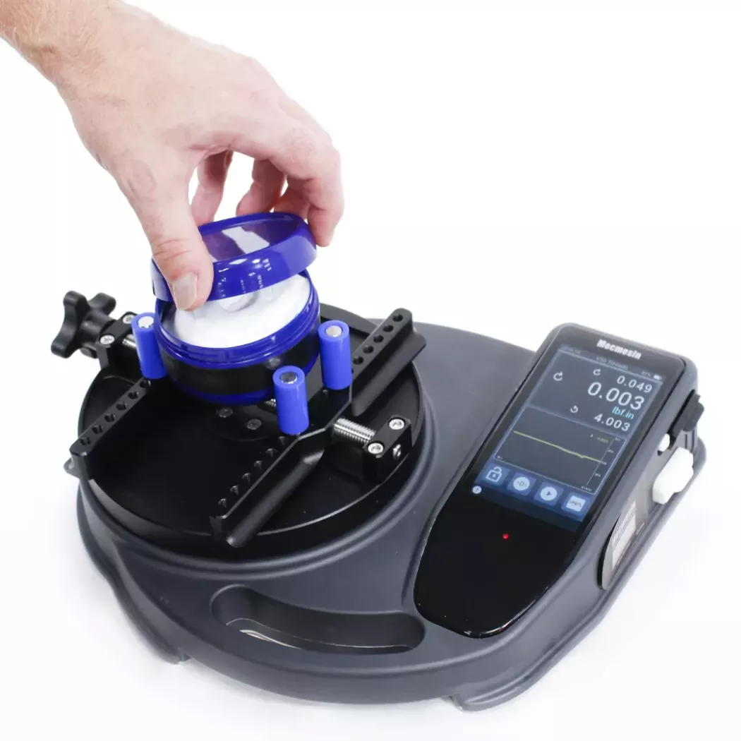 Pomiar momentu otwierania i&nbsp;zamykania zakrętki słoika kosmetycznego – VTG Tornado