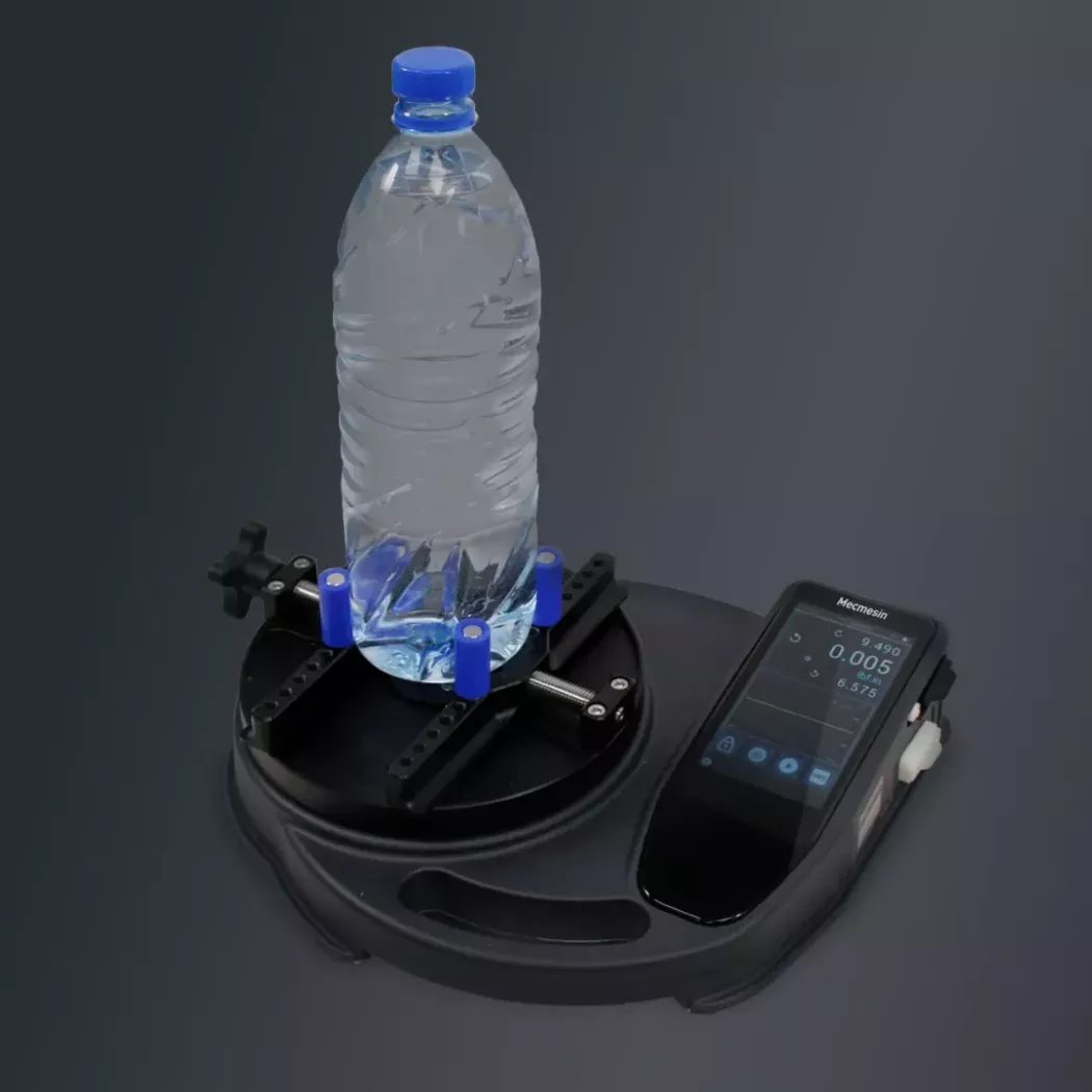 Tester momentu otwierania i&nbsp;zamykania zakrętek VTG Tornado – pomiar na butelce wody