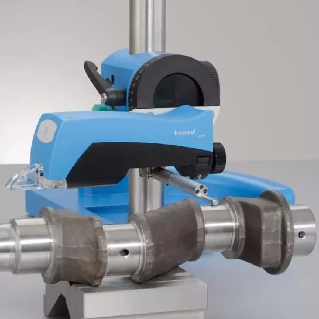 Profilometr Waveline W10 podczas pomiaru wału korbowego