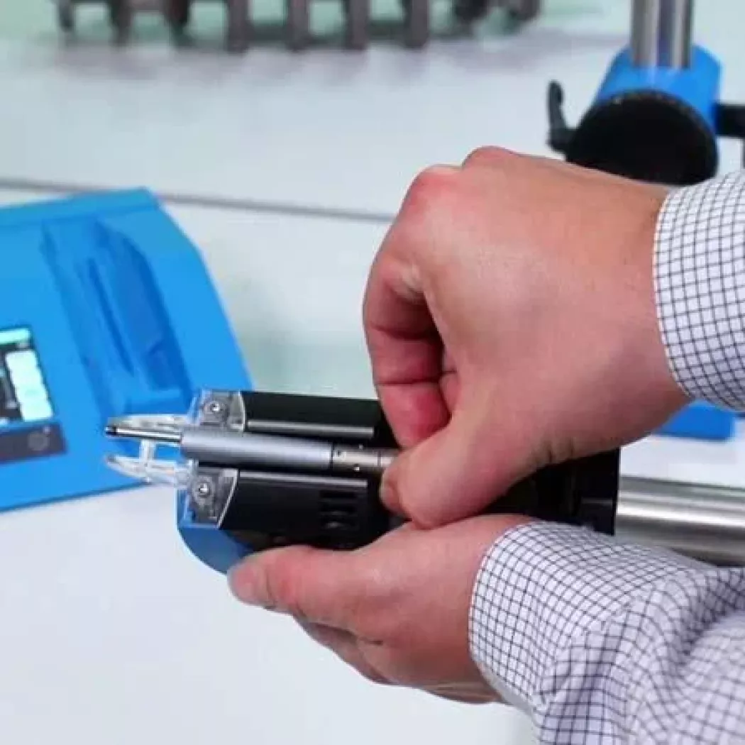 Montaż sondy w&nbsp;urządzeniu do pomiaru chropowatości Waveline W10