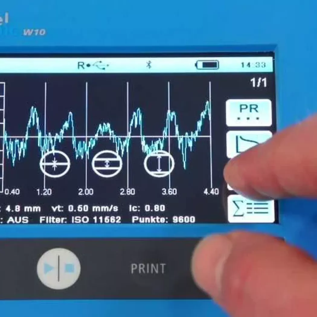 Analiza profilu powierzchni na wyświetlaczu profilometru Waveline W10