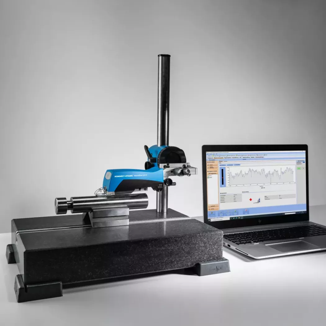 Urządzenie HOMMEL-ETAMIC Waveline W15 podczas pomiaru chropowatości wałka stalowego