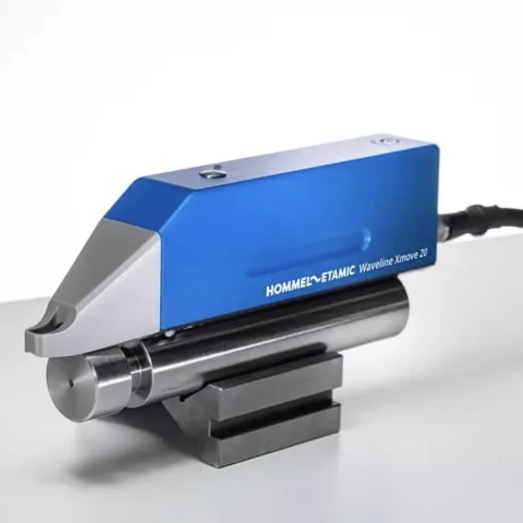 Urządzenie pomiarowe Hommel-Etamic Waveline Xmove 20 podczas pomiaru powierzchni detalu