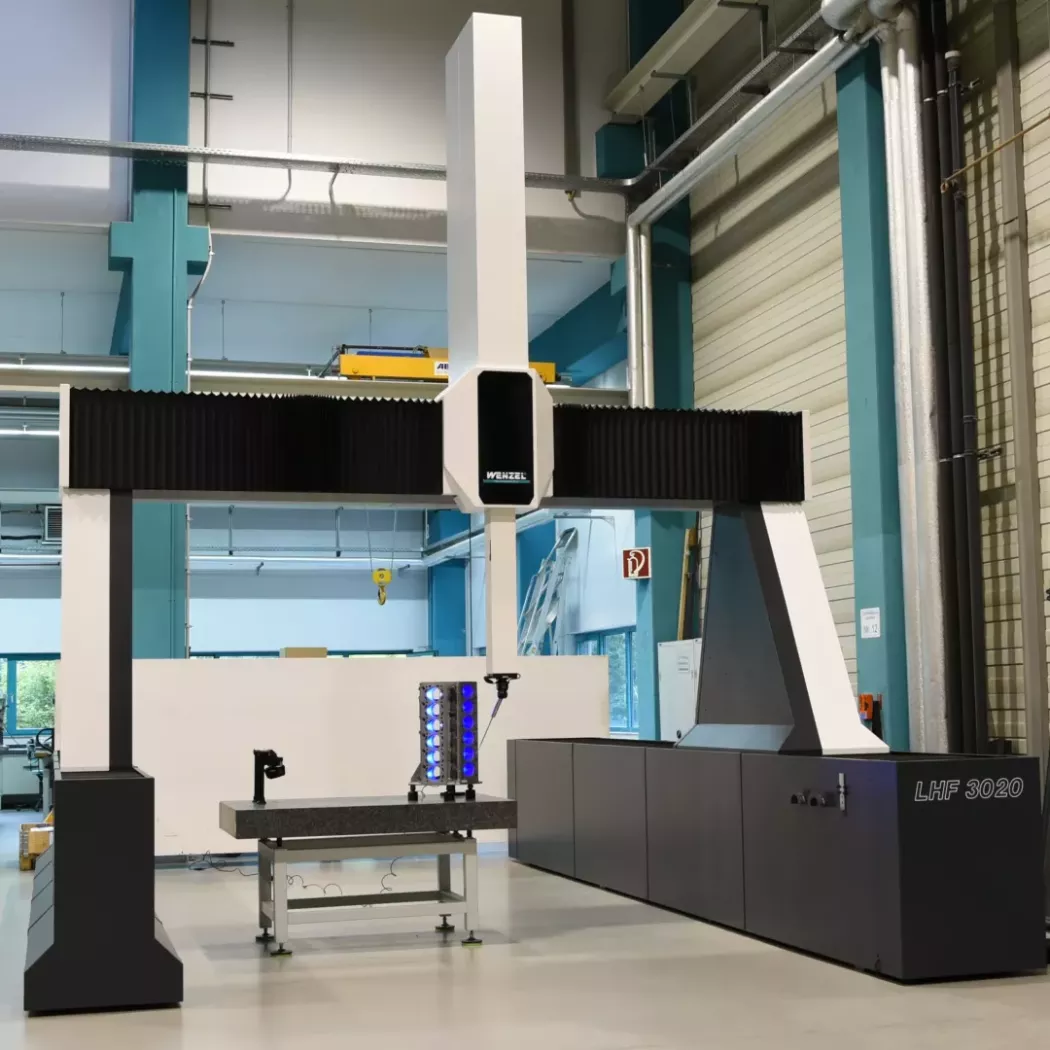 Wenzel LHF 3020 wykonująca precyzyjny pomiar metalowego detalu 3D