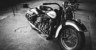 Zabytkowy motocykl prezentowany na ekspozycji Muzeum Hutnictwa Cynku.