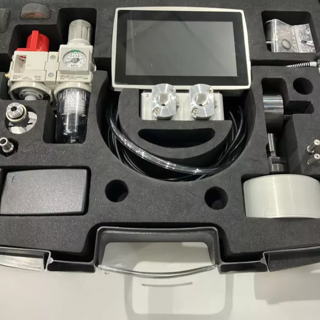 Walizka demonstracyjna z&nbsp;elementami pomiarowymi i&nbsp;ekranem Gageline GD200