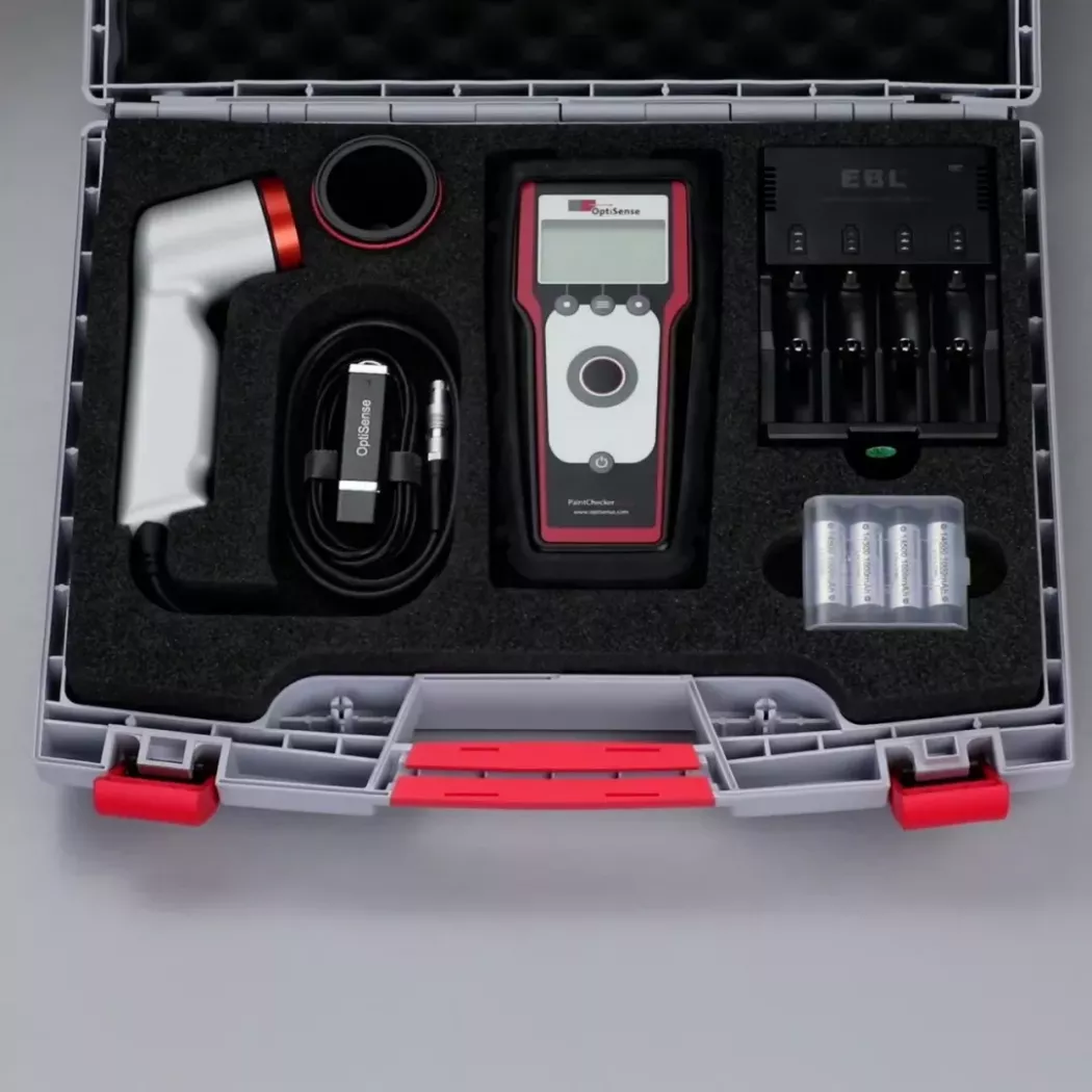 Komplet urządzenia OptiSense PaintChecker Mobile – miernik, głowica, akumulatory i&nbsp;akcesoria w&nbsp;walizce transportowej